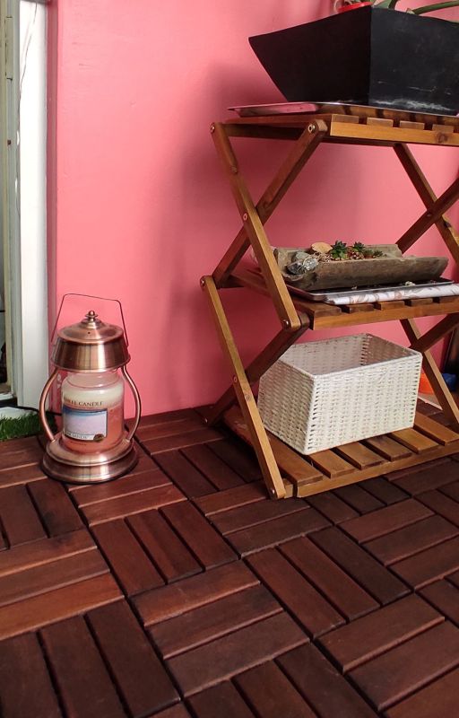 핑크색 벽면 앞쪽 데크 모습