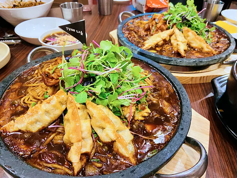 생방송오늘저녁 수원 화성 돌판 위로 매콤한 짜장면과 똬리를 튼 통오징어 돌판 짜장, 항아리 짬뽕 맛집 추천