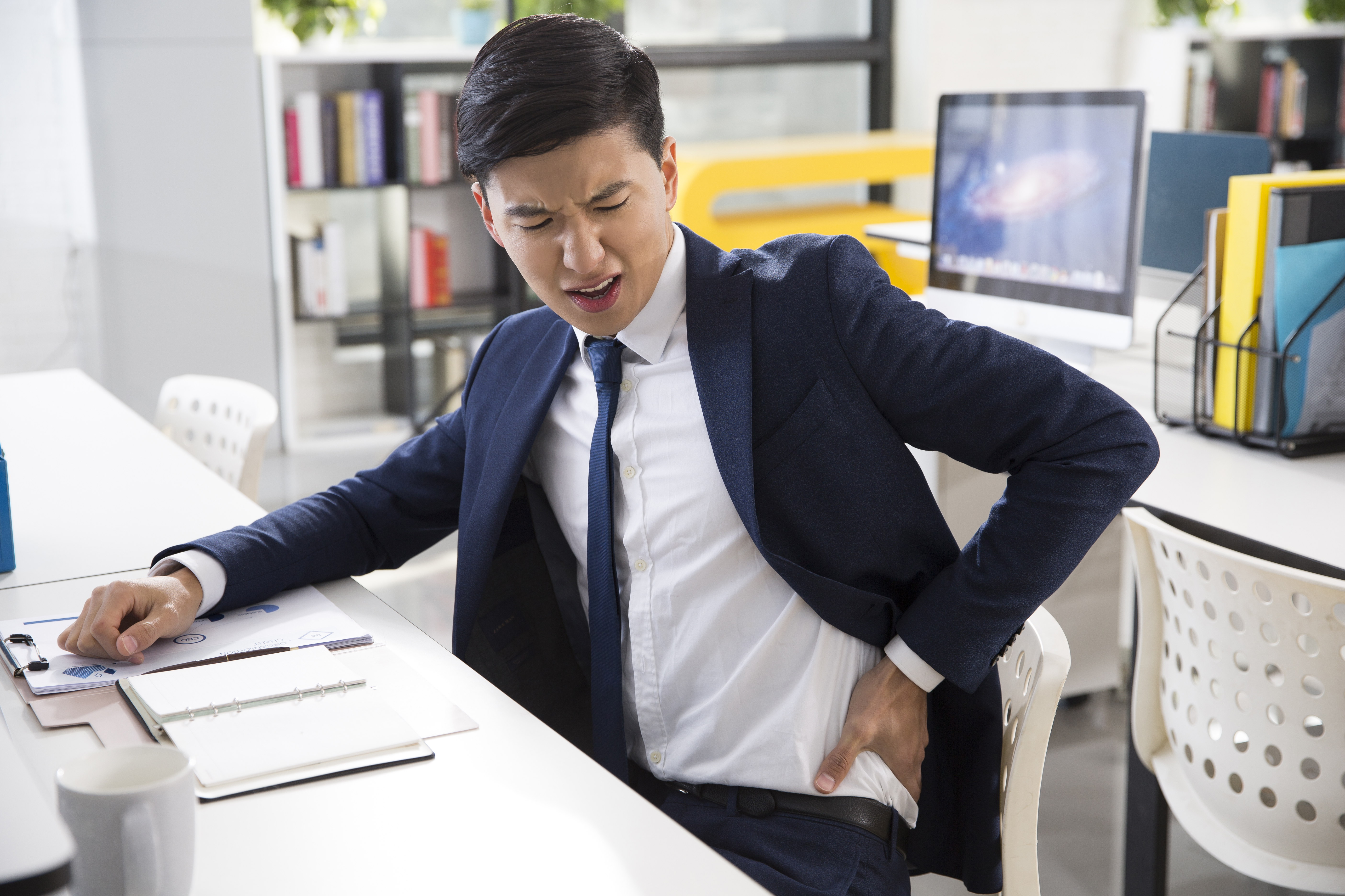 허리디스크로 인해 허리 통증을 호소하는 직장인 사진