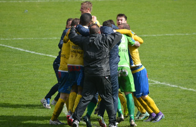 축구 경기에서 우승한 팀이 환호하고 있다