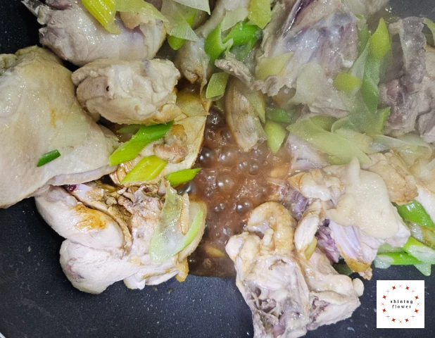 닭볶음탕-진간장 넣고 끓여주기