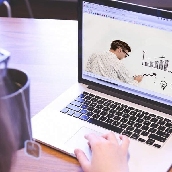 노트북으로-온라인-강의듣는-사진