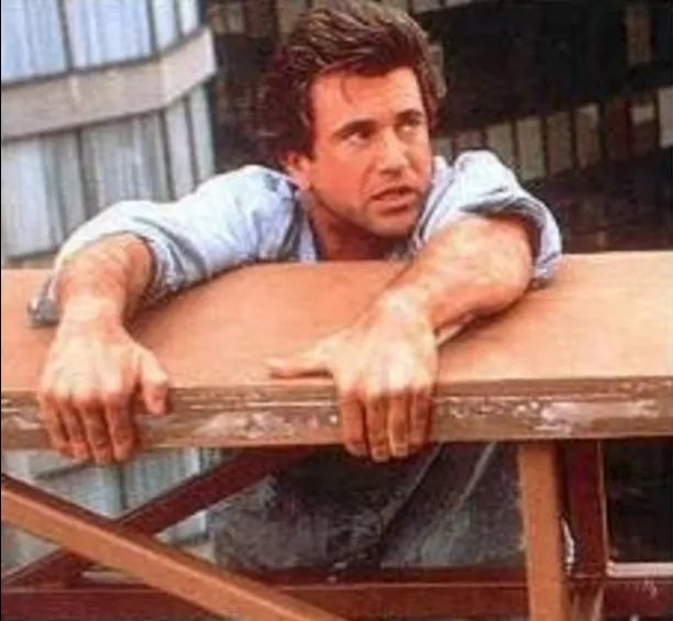 난간에 매달린 멜깁슨