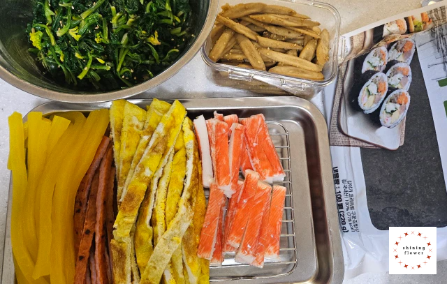 우엉김밥 재료-시금치나물-우엉조림-단무지-계란-햄-크래미