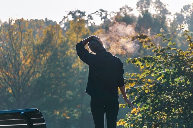 여성, 목 스트레칭하는 사진.