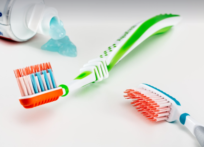 칫솔과 치약의 모습