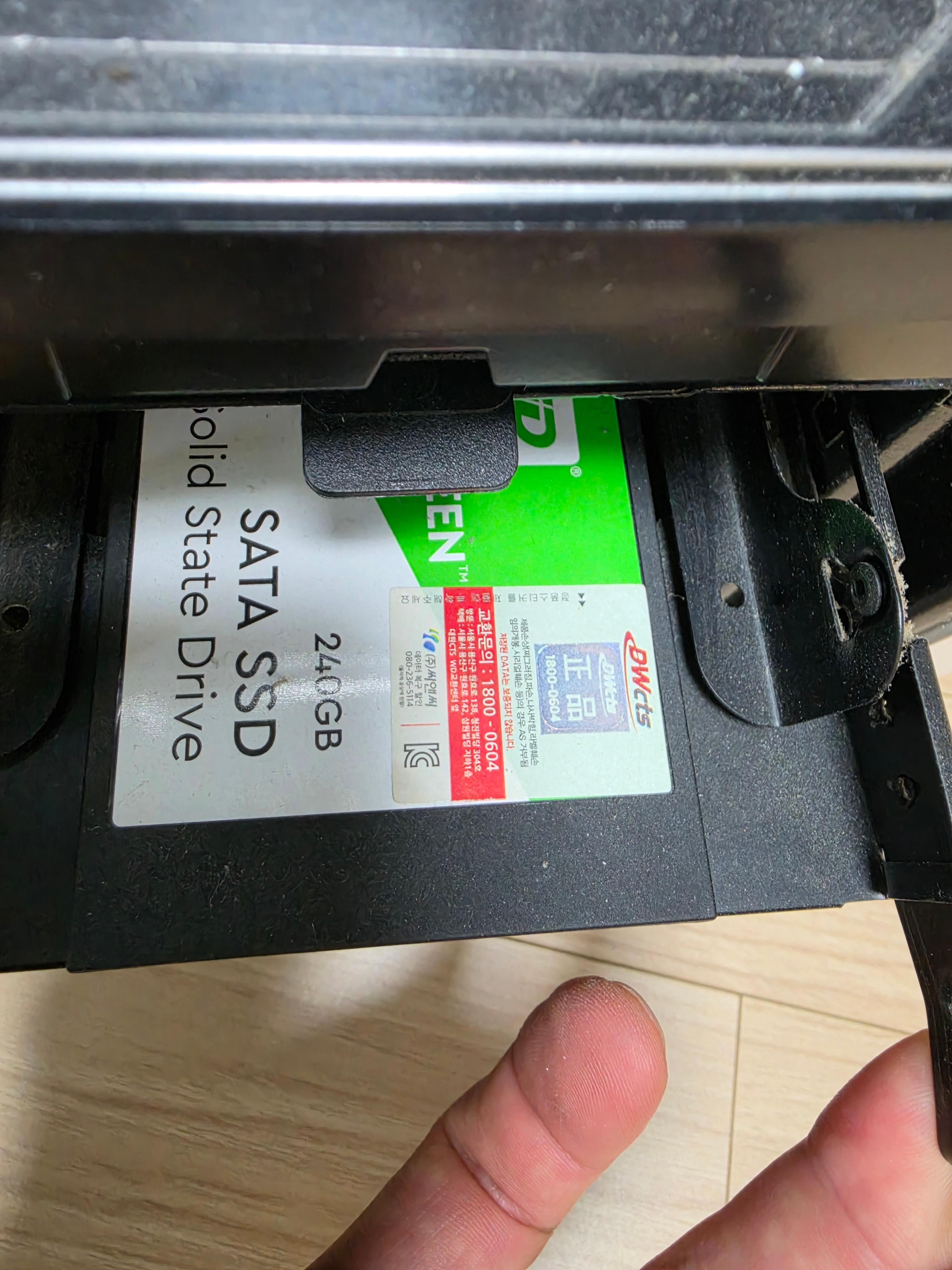 웨스턴디지털 사의 SSD 구형PC장착 모습
