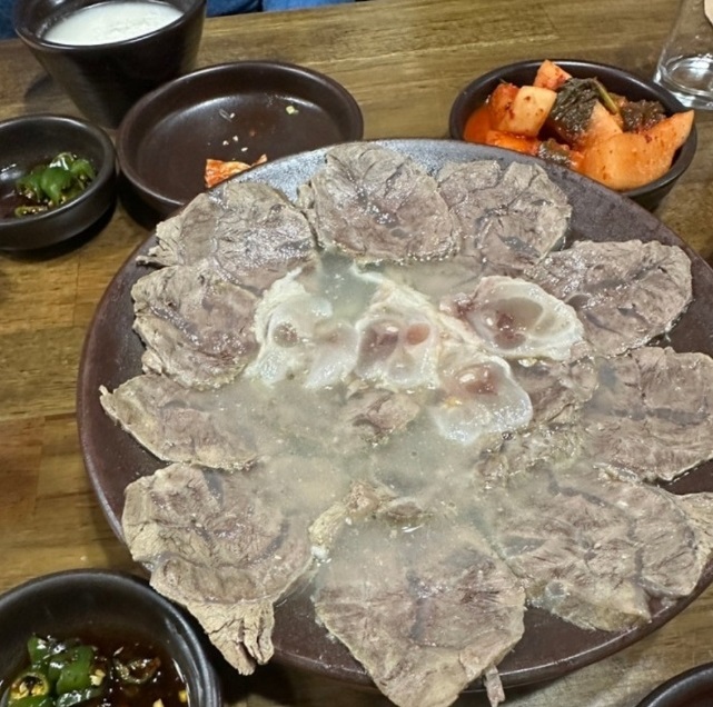 동네한바퀴-서울-서촌-곰탕-고래-수육