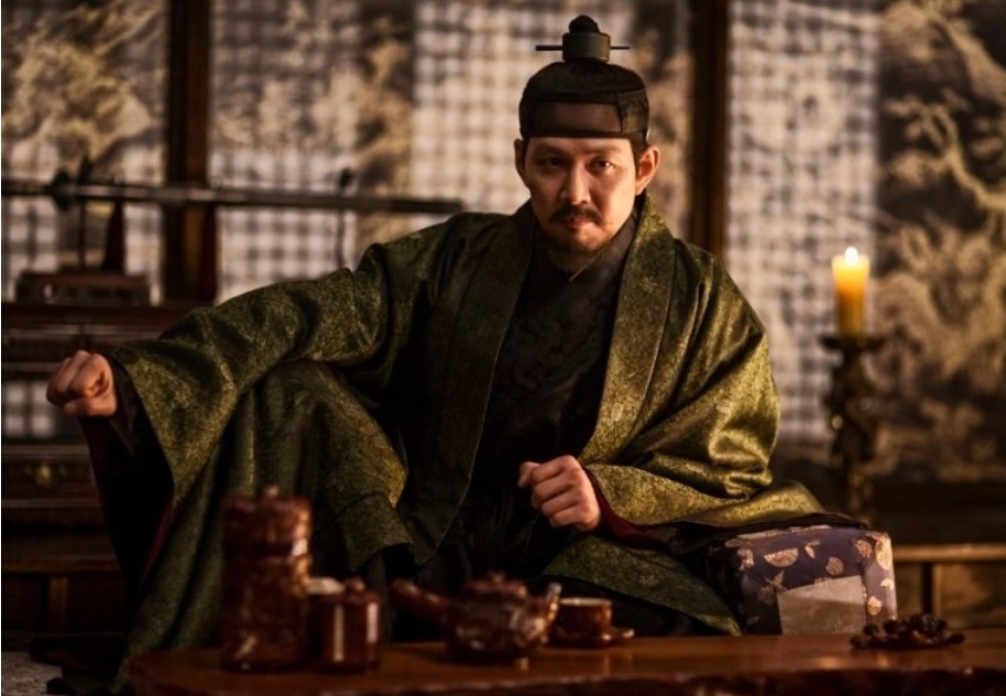 주연배우 이정재가 왕좌에 앉아 있는 모습의 포스터