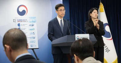 디스플레이 규제 개선 발표, 강화유리 수입 간소화&middot;AI 활용 기준은? 참고 이미지 2