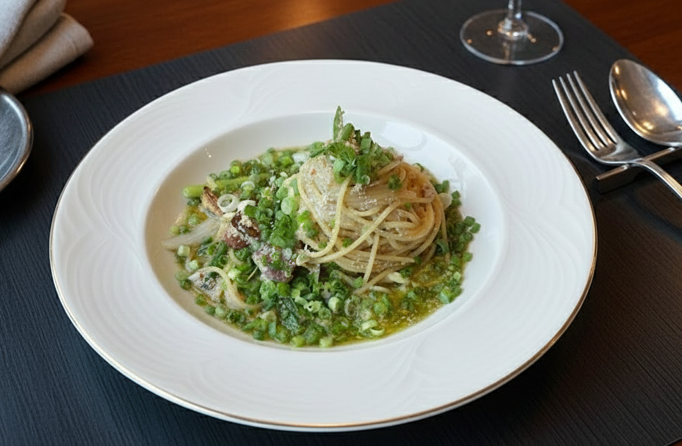 고급스러운 식탁 위에 놓인 먹음직스러운 마늘종 오일 파스타