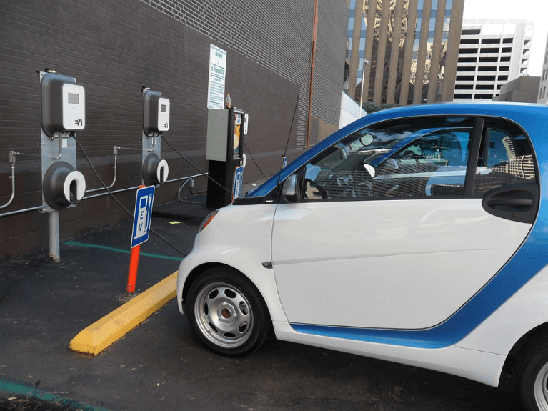 배터리를 충전하는 전기차