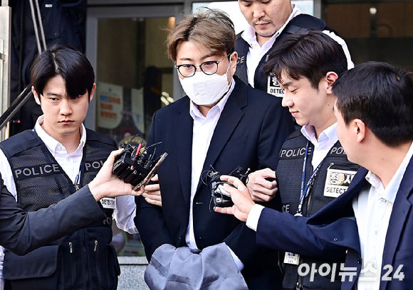 특정범죄가중처벌법(특가법)상 위험운전치상&middot;도주치상, 도로교통법상 음주운전&middot;사고후 미조치, 범인도피교사 등 혐의를 받고있는 가수 김호중이 지난 5월 31일 오전 서울 강남경찰서에서 구치소로 이감되고 있다. [사진=곽영래 기자]