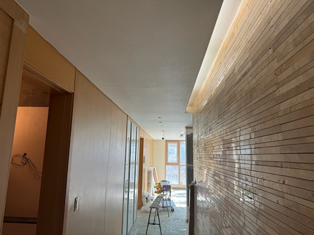 아파트 리모데링 - 아파트 실내 복도, 천정 벽지 도배 완료