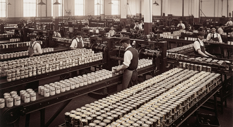 산업 혁명 시대 공장에서 대량 생산되는 가공식품의 모습.
