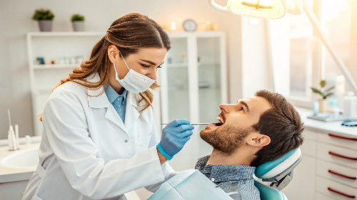 의사가 환자의 구강 치료를 해주는 모습의 이미지