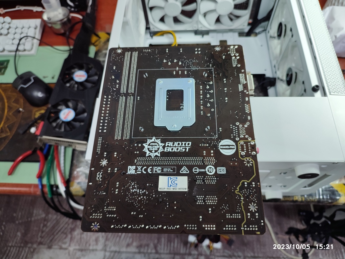 CPU 쿨러 장착 후 고정핀 확인 중