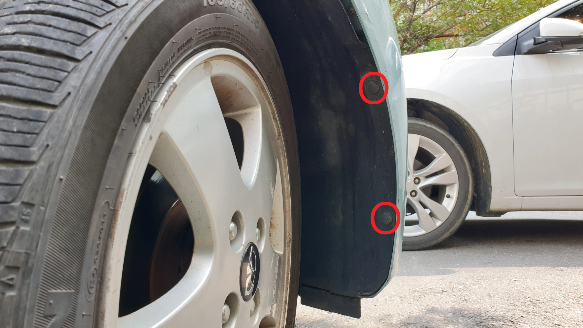 휠하우스 고정 부품 위치