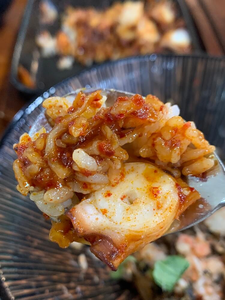 부드러운 문어와 소스가 섞인 밥