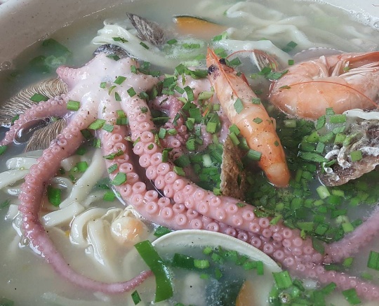 대부도 대표 칼국수 '포도밭할머니손칼국수'