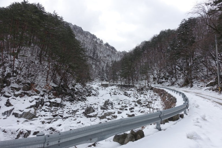 트레킹 명소 백담계곡 한라산 설경보다 예쁜데 3월 말까지 8km 전부 무료인