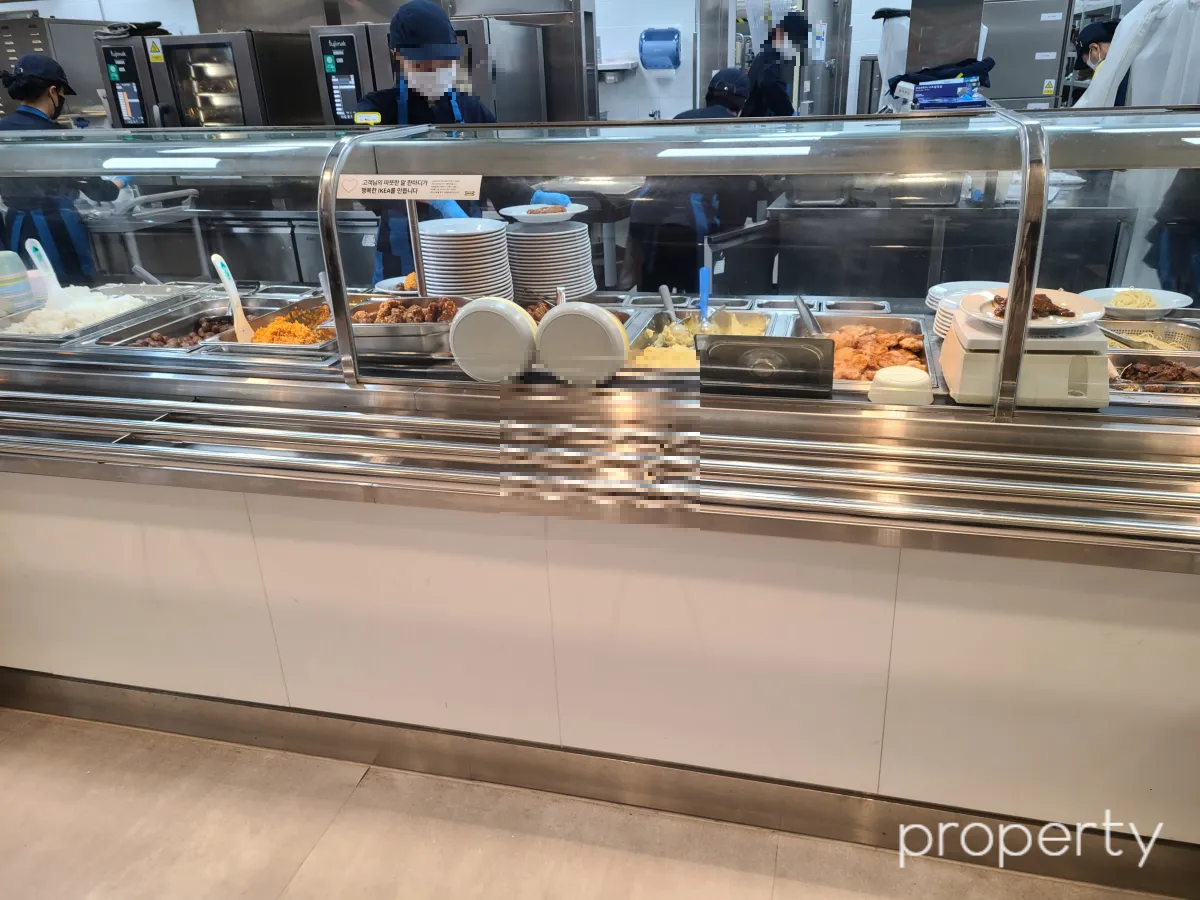 이케아-식당-배식대-음식준비하는-이케아직원-길게놓여진-음식들