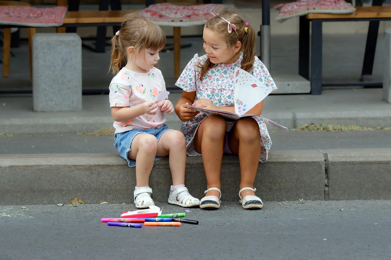 아이가 그림을 통해 감정을 나누는 모습