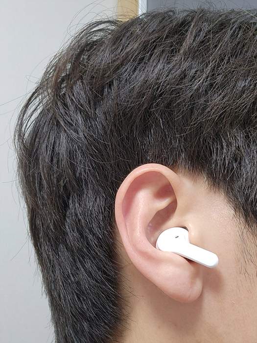 QCY-T13-이어버드-착용모습
