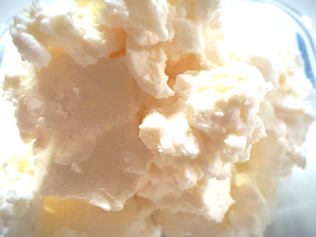 유청이 빠르게 빠져 꾸덕함 이 나타난 요거트