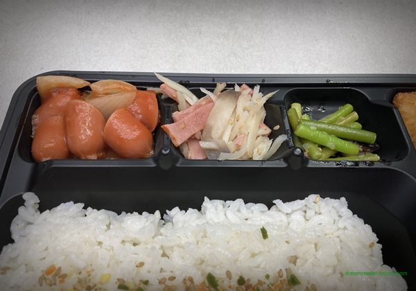 이마트24 편의점 3900 도시락 2023년 3월 반찬 구성(마늘쫑과 표고버섯, 감자와 소시지 볶음, 비엔나 소시지)