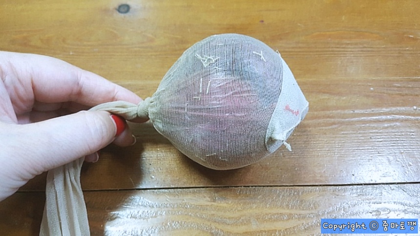 스타킹에-넣고-묶기