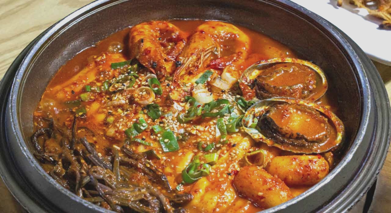 전복, 문어, 홍합이 푸짐하게 들어간 제주 해물뚝배기. [ⓒ네이버 플레이스 &lsquo;용두암해촌 제주공항본점&rsquo;]