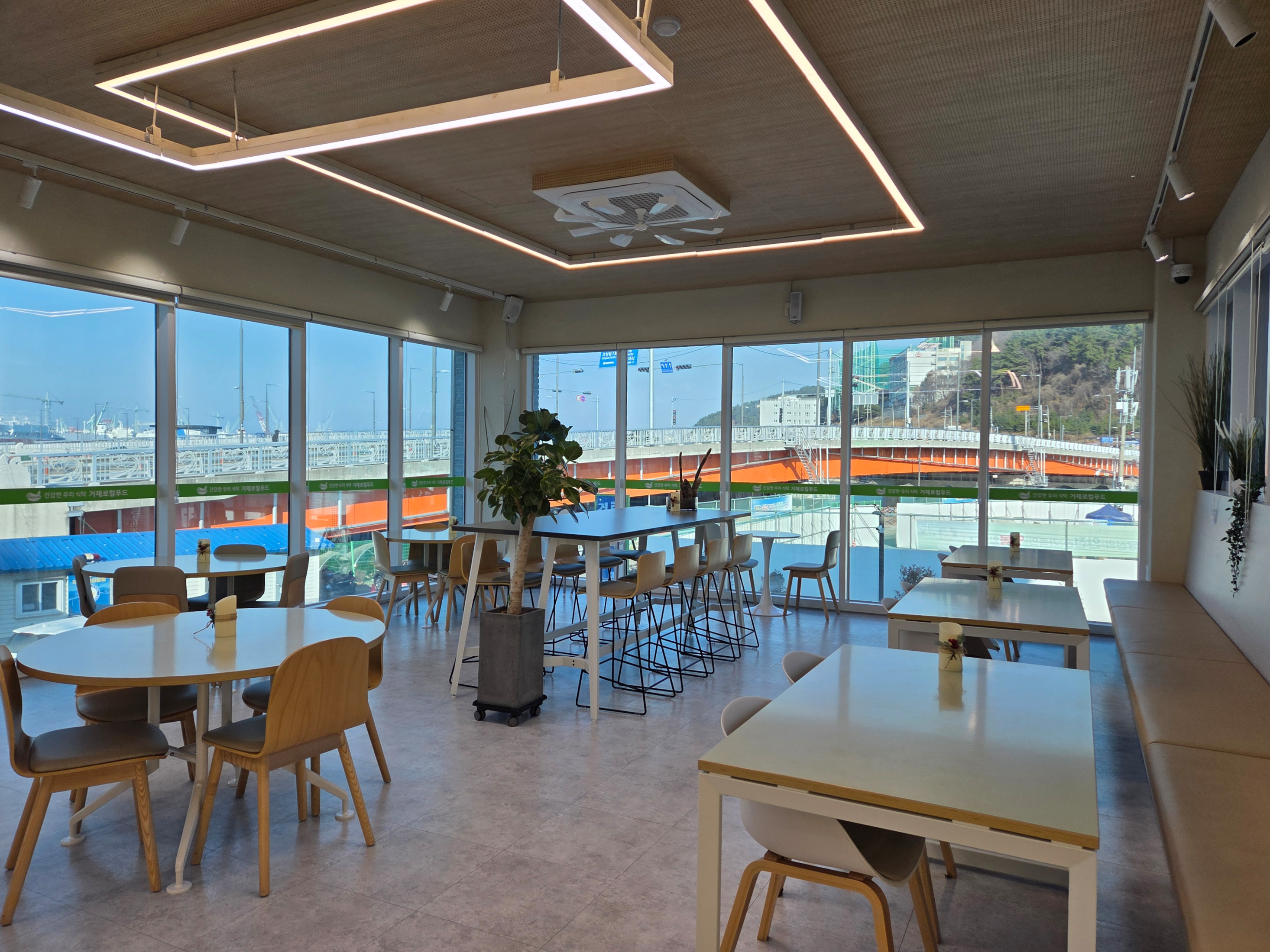 거제 여행 카페 거제로컬 누리센터 스마트팜 카페 내부