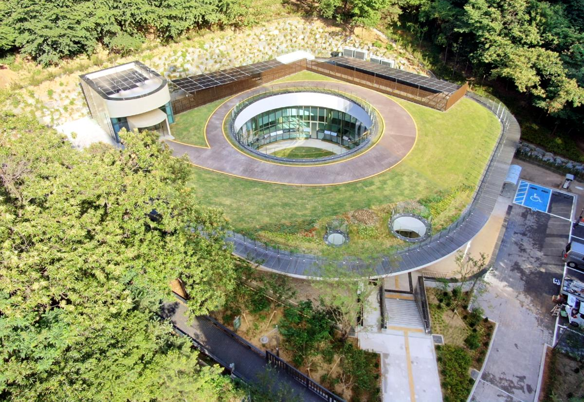 쉼표모양으로 꾸며졌으며 자연 풍경을 바라보며 사색과 독서를 즐길 수 있도록 중앙정원과 옥상정원을 조성된 모습