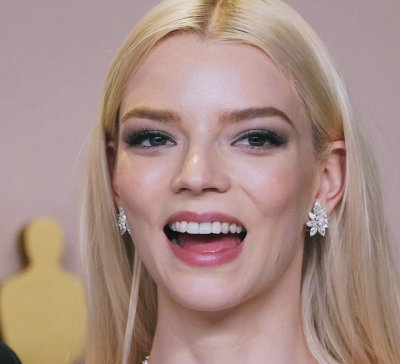 금발-긴머리-엠마스톤