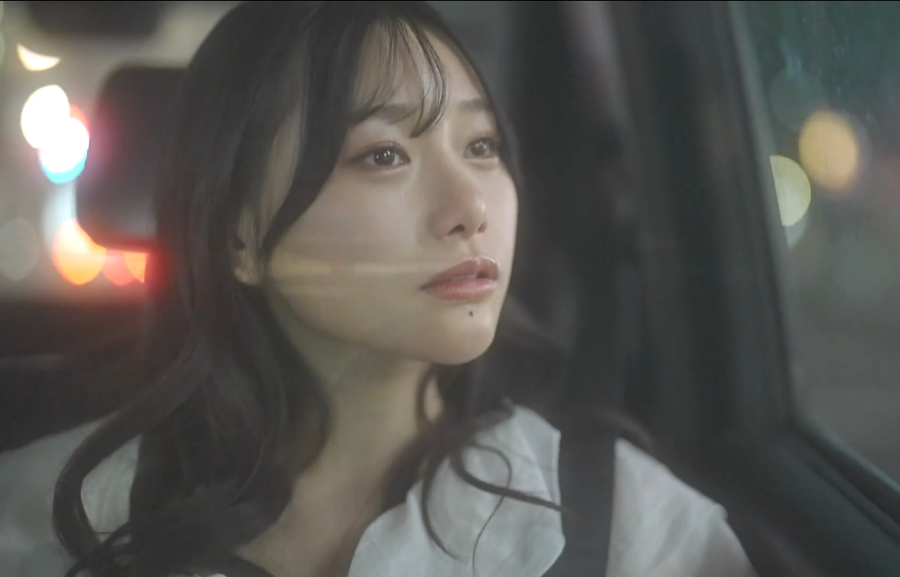 미츠하 치하루(Chiharu Mitsuha) 차량 안에서 우수에 찬 얼굴