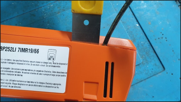 일렉트로룩스 배터리 케이스 열기