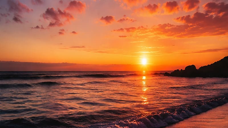 <img src="sunset-ocean-melody.jpg" alt="노을이 물드는 조용하고 평화로운 저녁 바다">