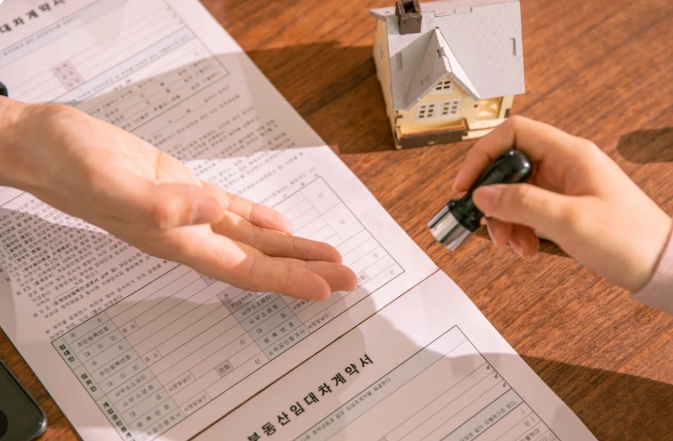 전월세 계약 서류를 보는 모습