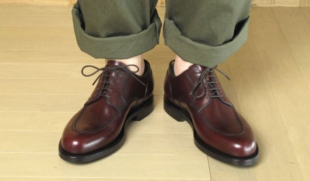 롤업 바지를 입고 있는 남자의 유팁 구두