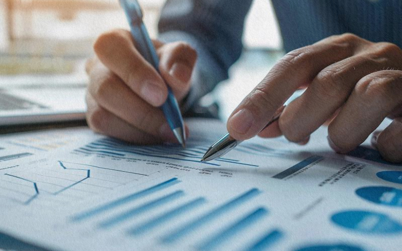 펜을 잡고있는 남자