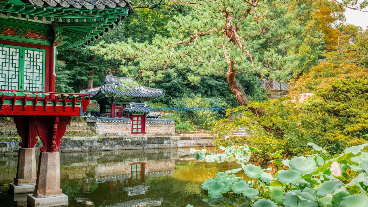 창덕궁 부용지 주변으로 부용정(좌)과 사정기비각(정면)