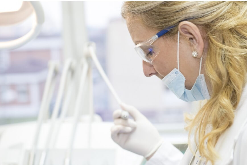 의사가 환자를 진료하는 모습