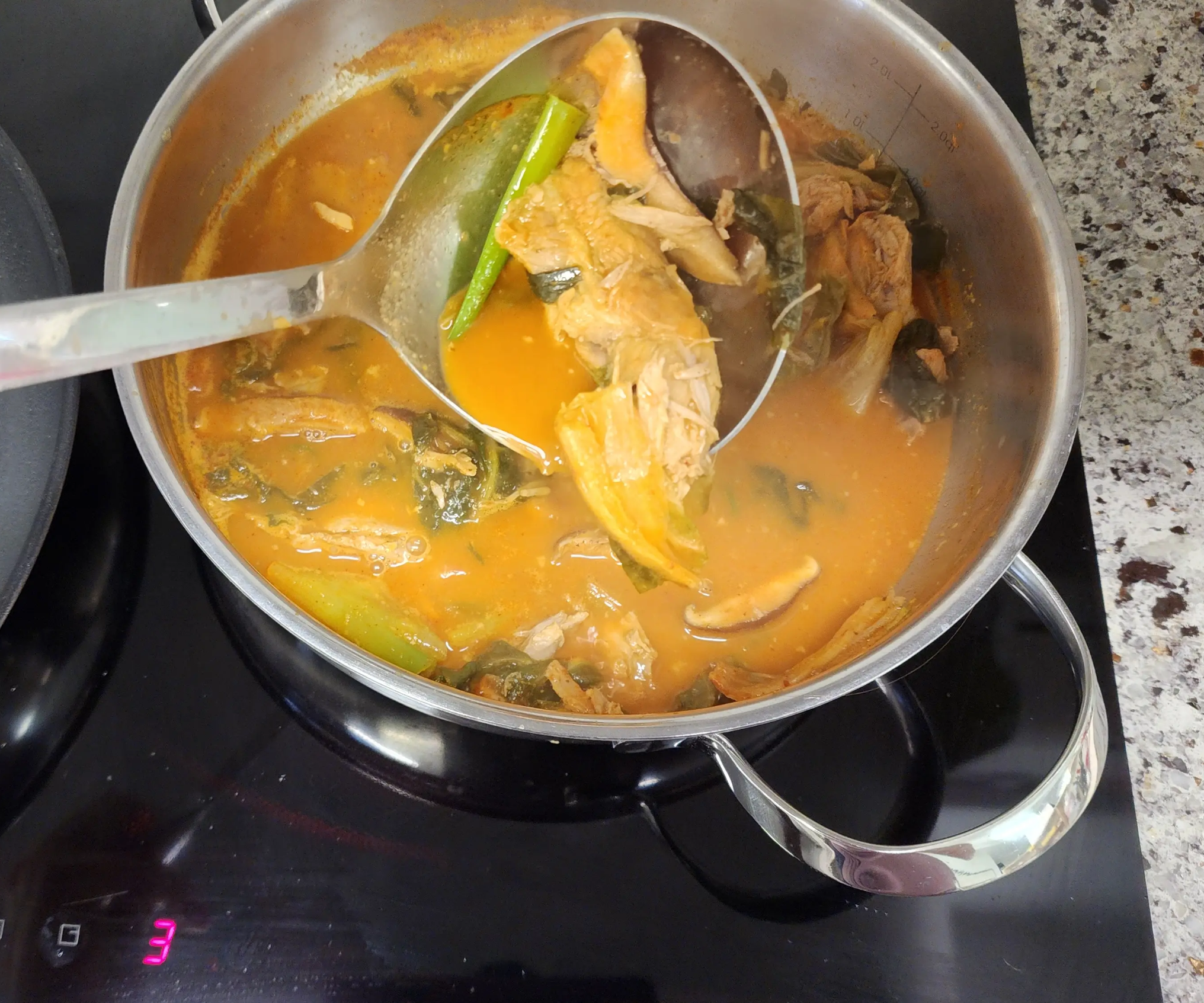 감자탕-고기를-국자로-들어올린-사진-02