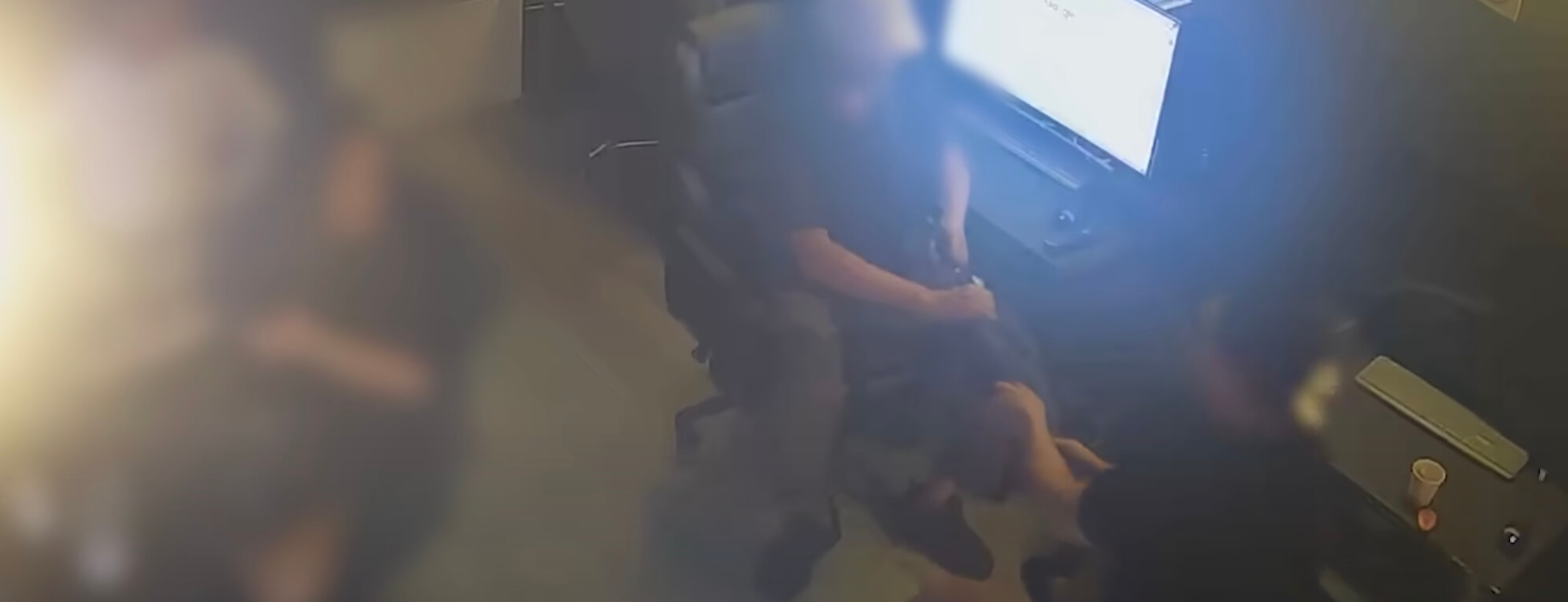 우산을 뺏기지 않으려하는 손님