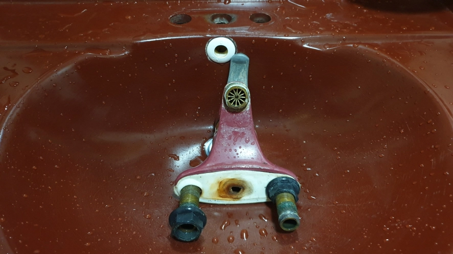 세면대 수도꼭지 분리 모습