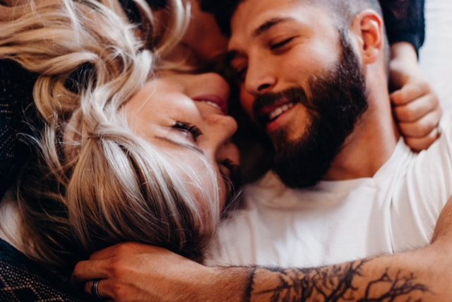 서로-얼굴을-반대로하고-가까이-대화하는-남녀