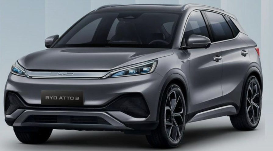 국내 보조금 선지급 혜택으로 취득세 절감 효과를 극대화한 BYD 아토 3 플러스의 정측면 주행 모습