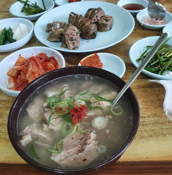 3. 60년 전통 할매국밥 – 부산의 대표 해장 메뉴