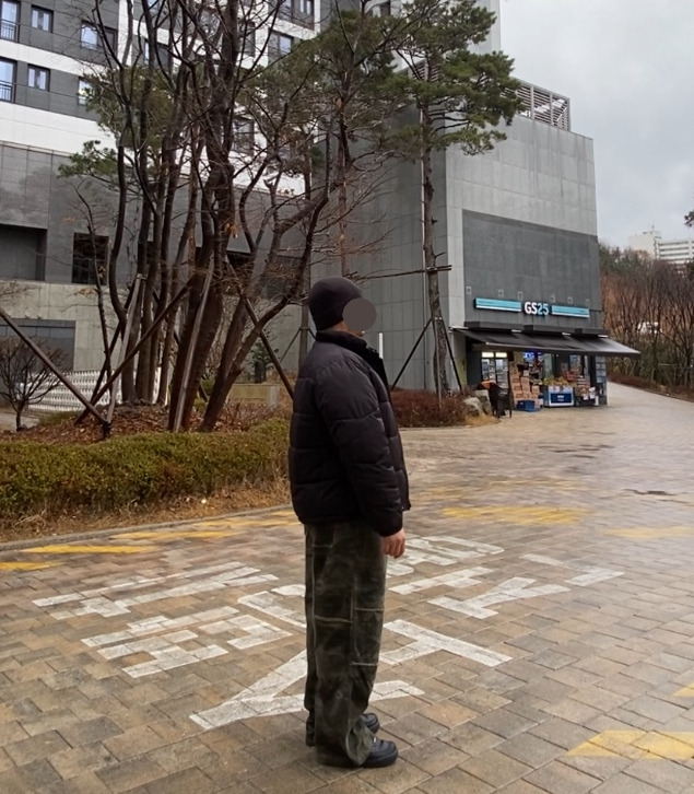 데일리룩('26. 3. 2.)반스VANS 밀포드 비니, 바스틱 점퍼 숏패딩, 무신사스탠다드 티셔츠, 테이크이지 카모 카모플라쥬 밀리터리 더스티 카펜터 팬츠, 나이키 덩크하이 올블랙